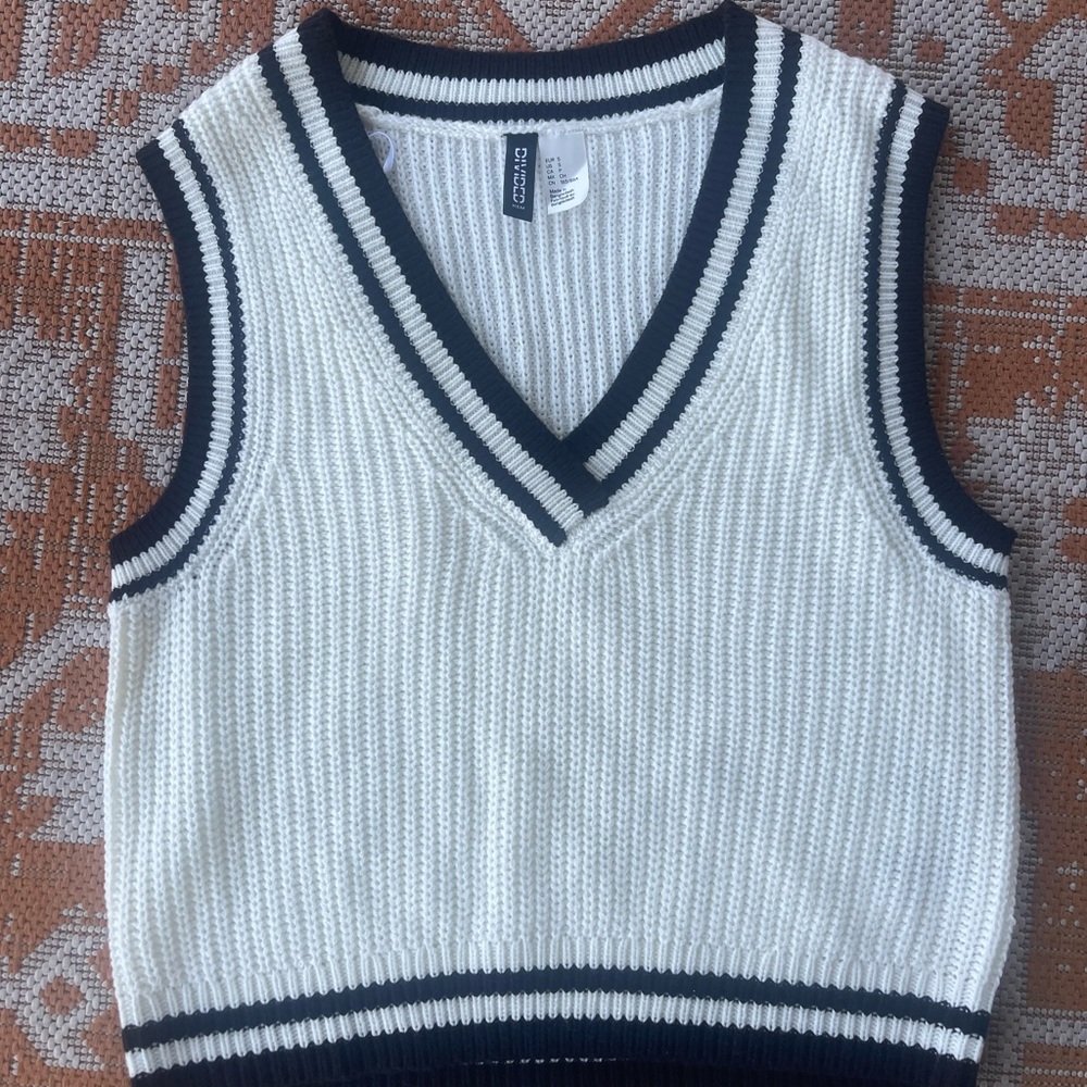 H&M V-Neck Sweater Vest in White and Black